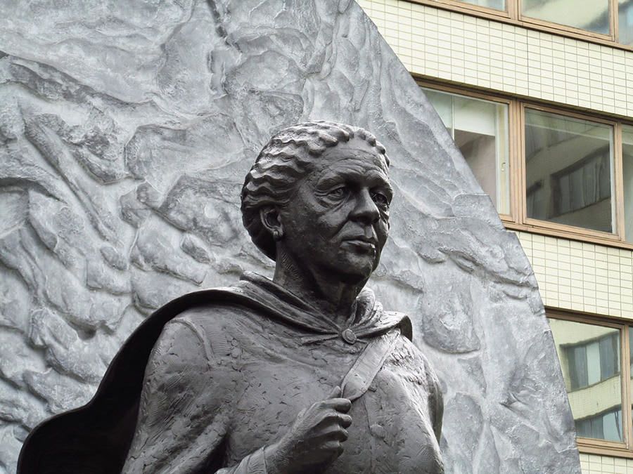 Statue of Mary Seacole by Martin Jennings in front of St Thomas